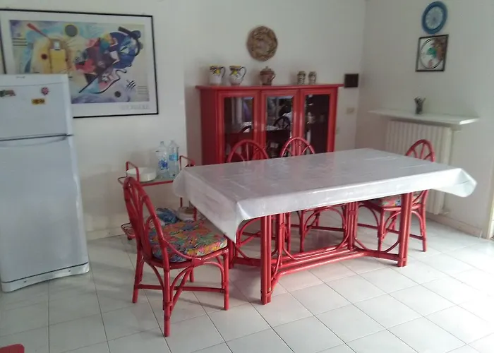 アパート The House On The *